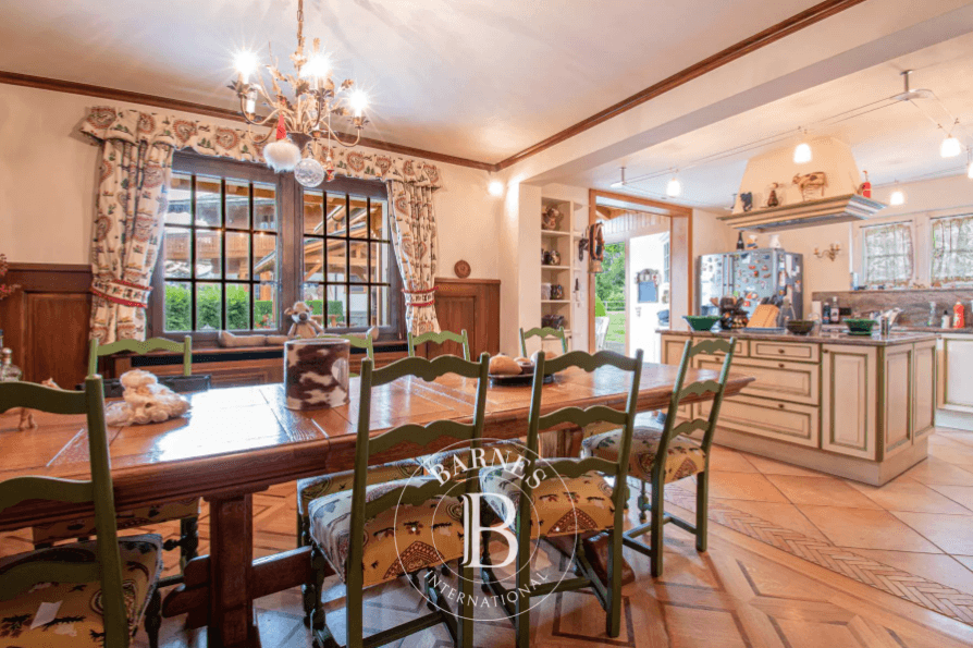 1103 – Maison 15 pièces – 2107 m²