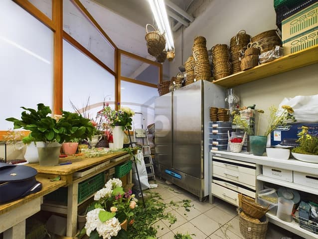 879 – Commerce 2 pièces – 78 m²