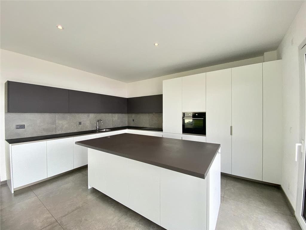 871 – Maison 5.5 pièces – 4500 CHF – 300 m²