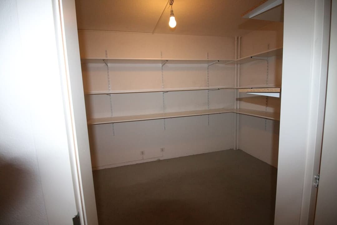 952 – Commerce – 3250CHF – 80m²