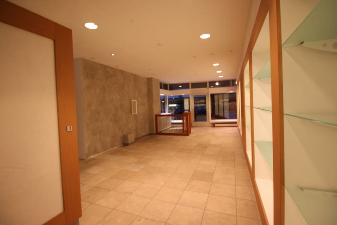 952 – Commerce – 3250CHF – 80m²