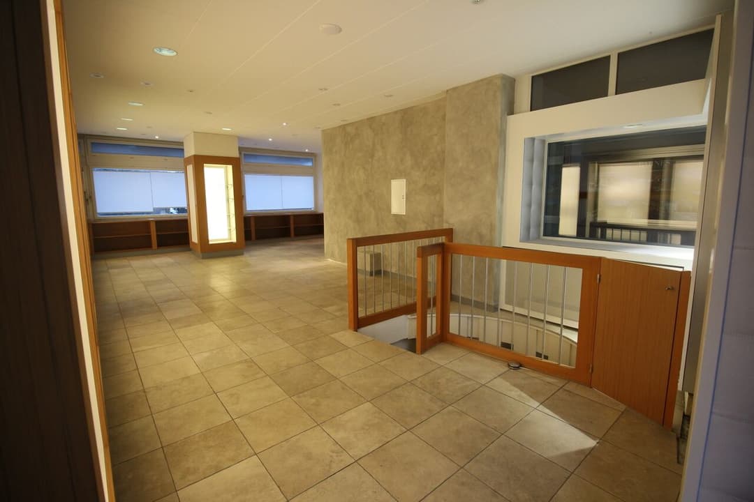 952 – Commerce – 3250CHF – 80m²