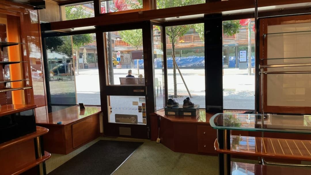 1238 – Commerce – 850000CHF – 102m²