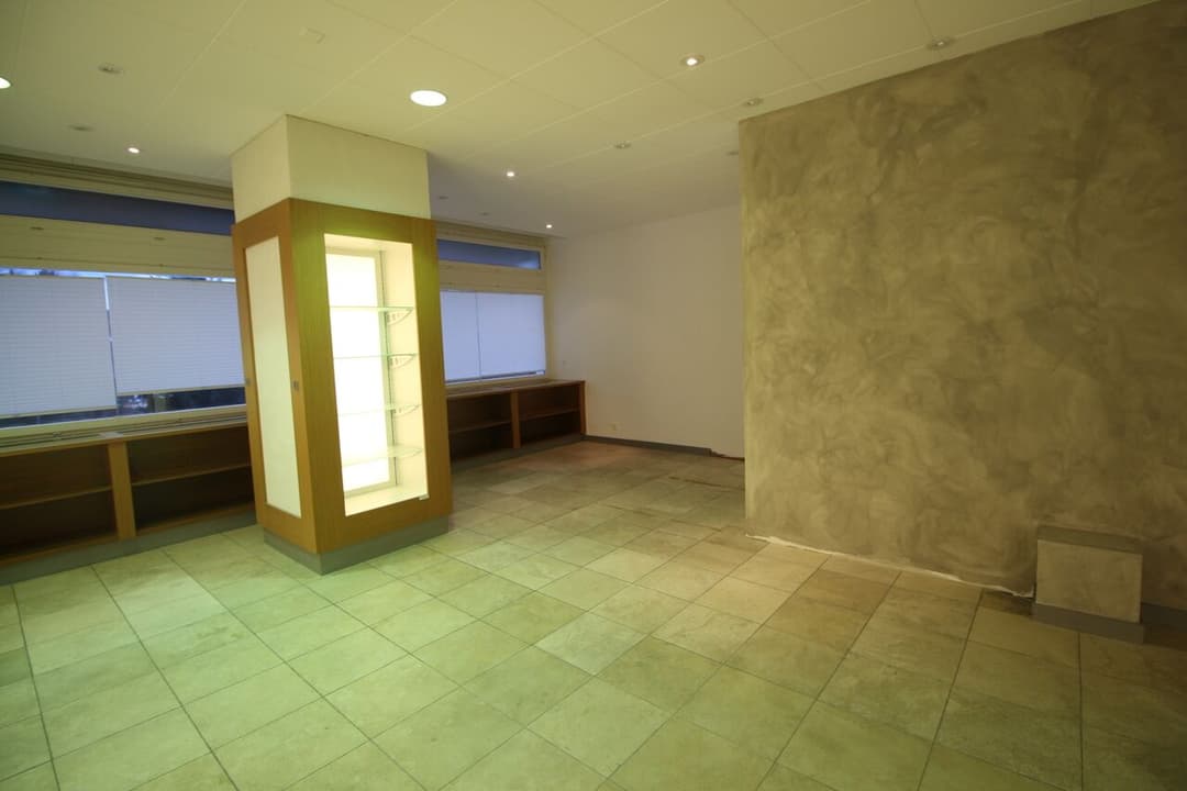 952 – Commerce – 3250CHF – 80m²