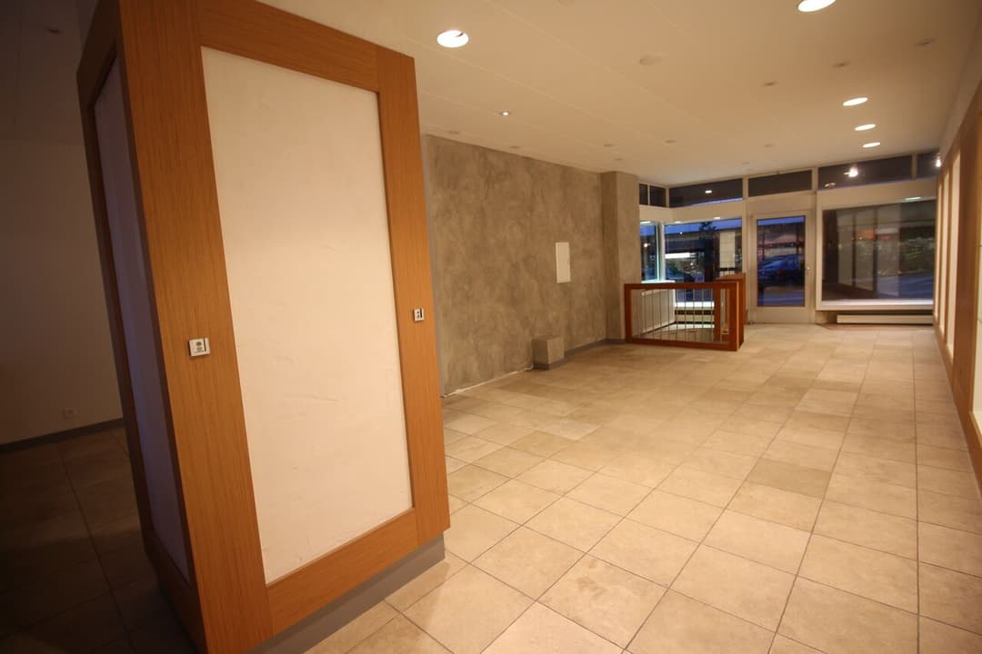 952 – Commerce – 3250CHF – 80m²