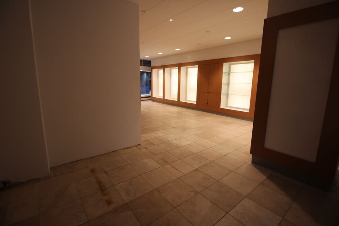 952 – Commerce – 3250CHF – 80m²