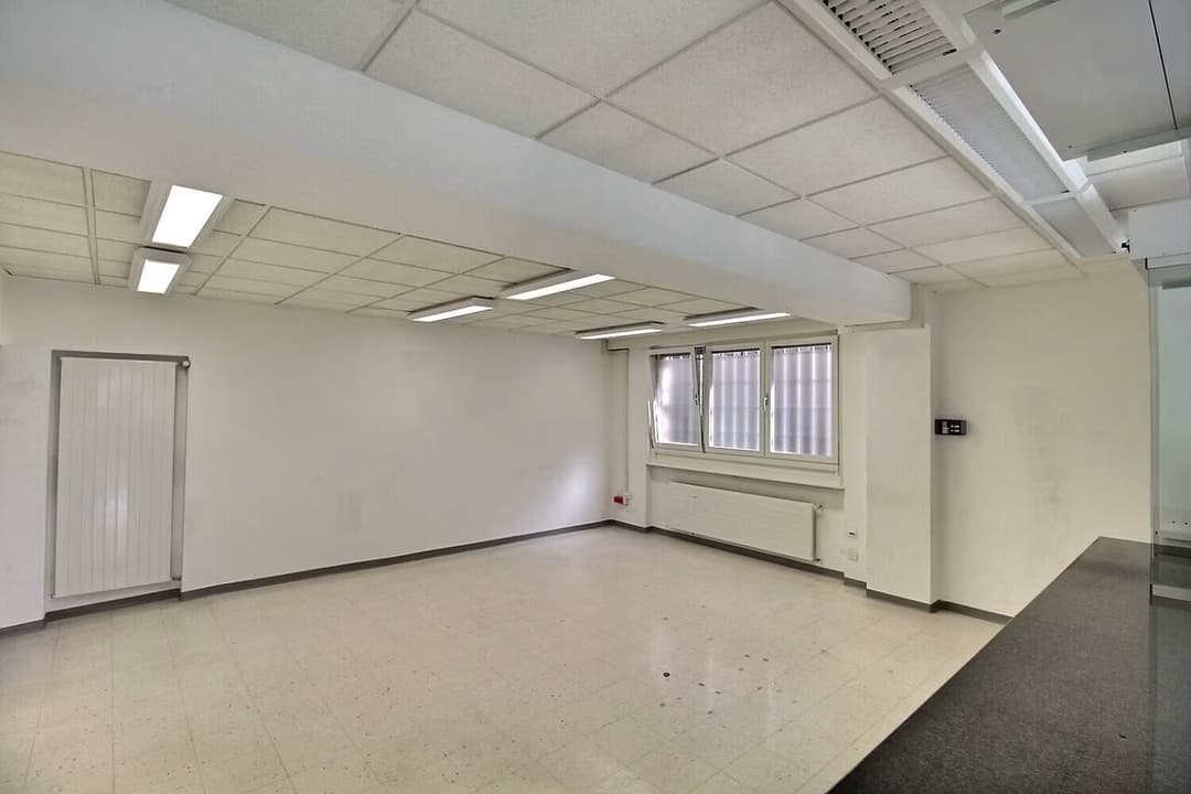 1472 – Commerce  – 4pièces – 2900 CHF – 191 m²