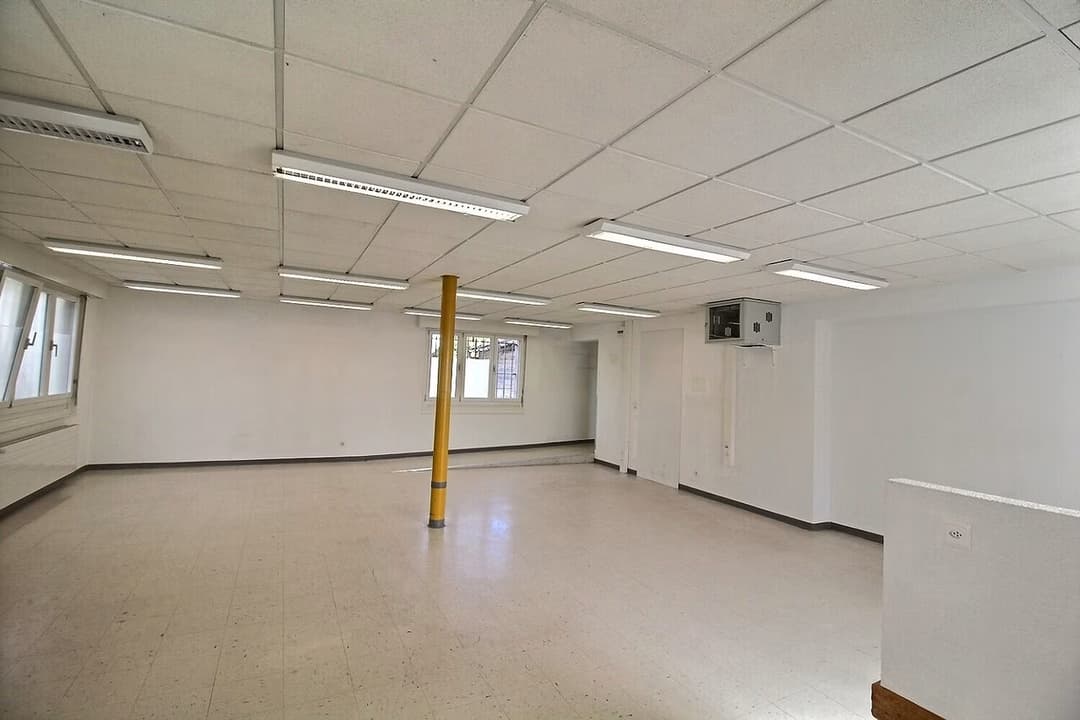 1472 – Commerce  – 4pièces – 2900 CHF – 191 m²