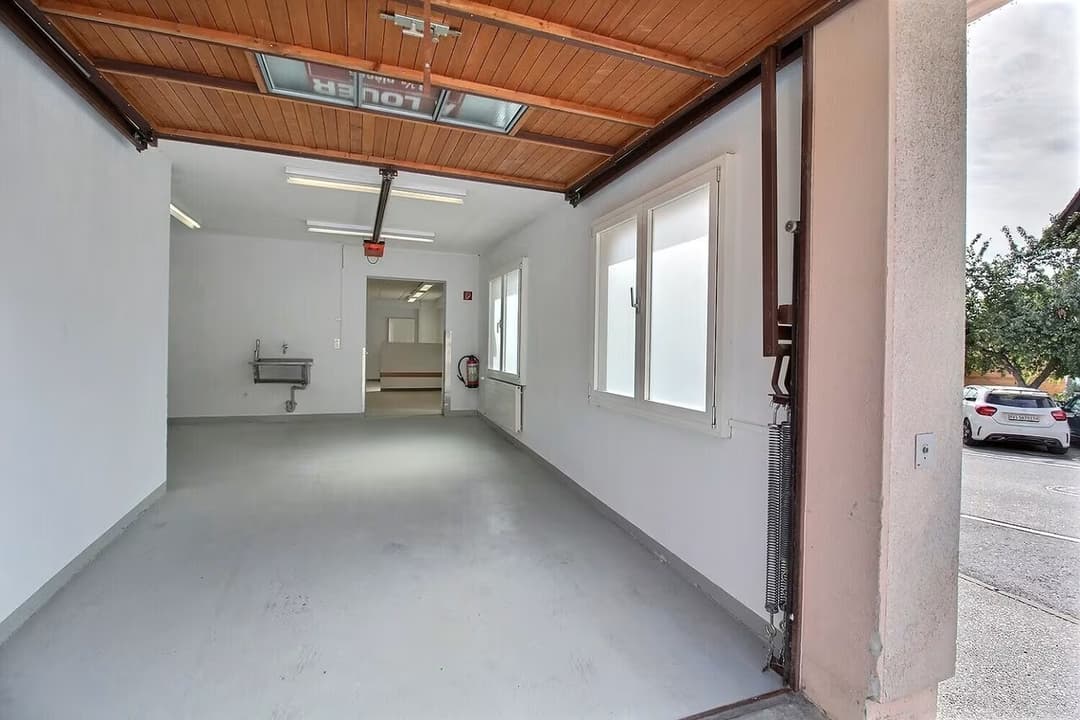 1472 – Commerce  – 4pièces – 2900 CHF – 191 m²