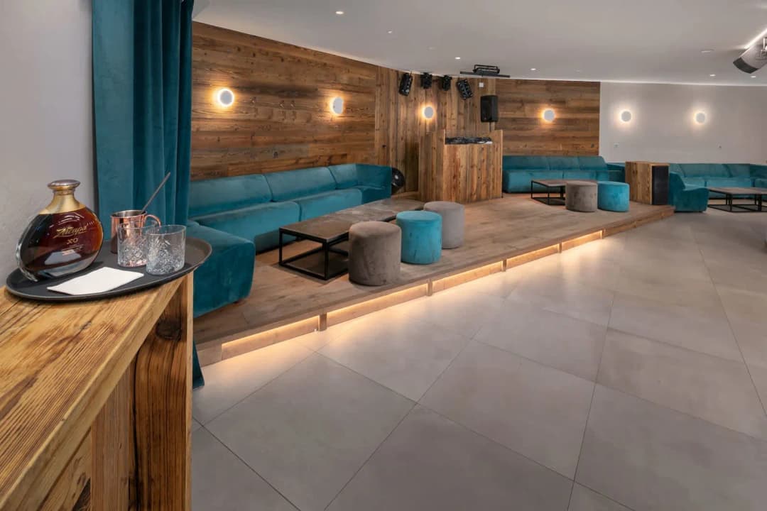 2020 – Commerce  4 pièces – 350000 CHF – 250 m²