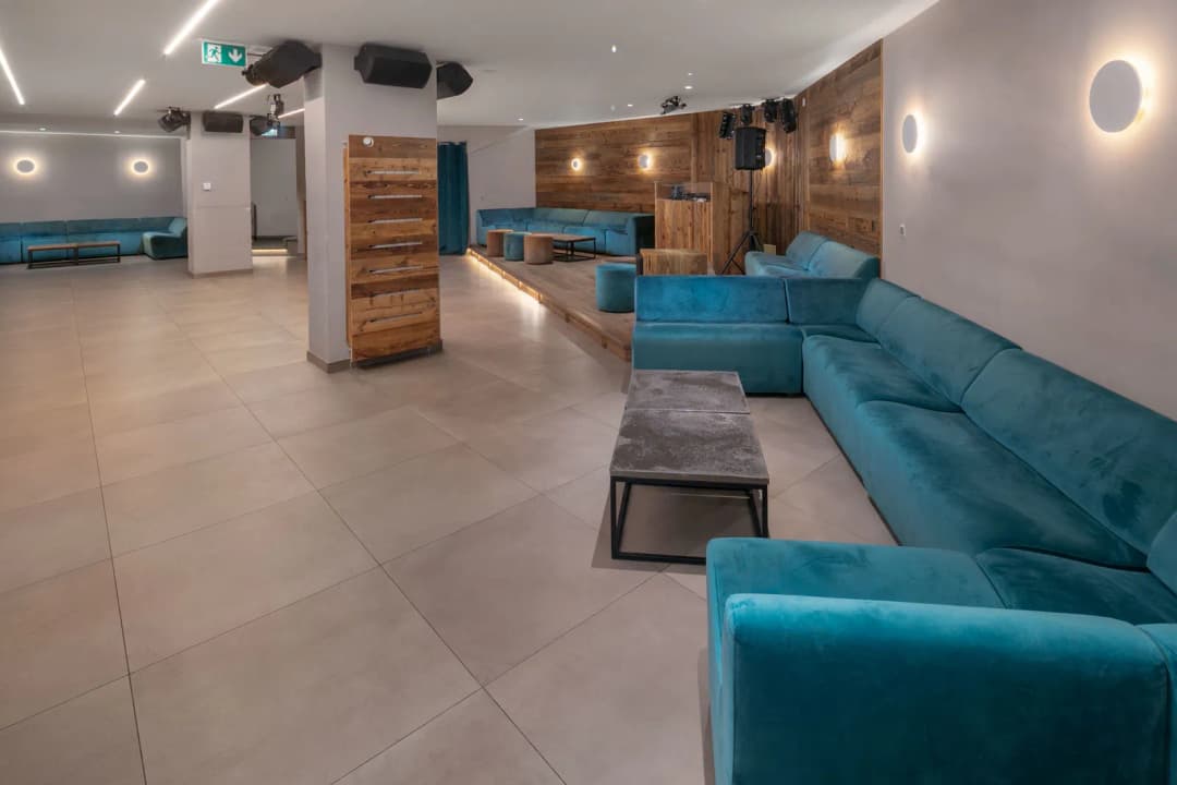 2020 – Commerce  4 pièces – 350000 CHF – 250 m²