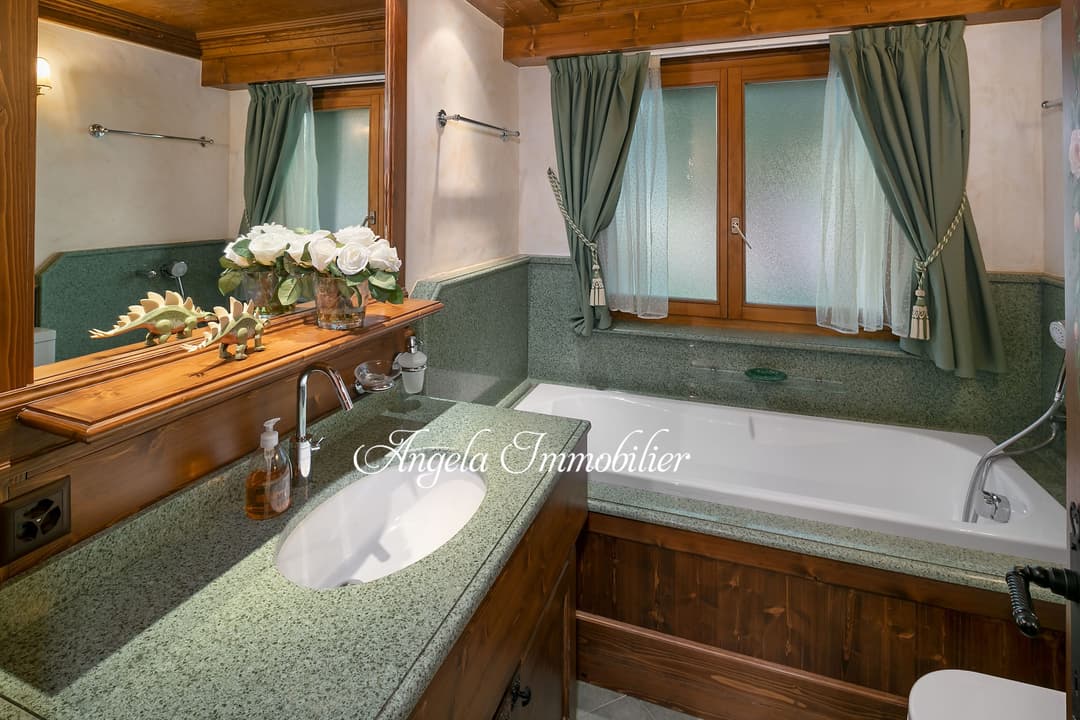 1735 – Appartement 5 pièces – 200 m²