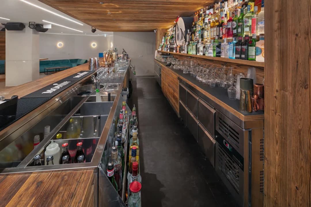 2020 – Commerce  4 pièces – 350000 CHF – 250 m²