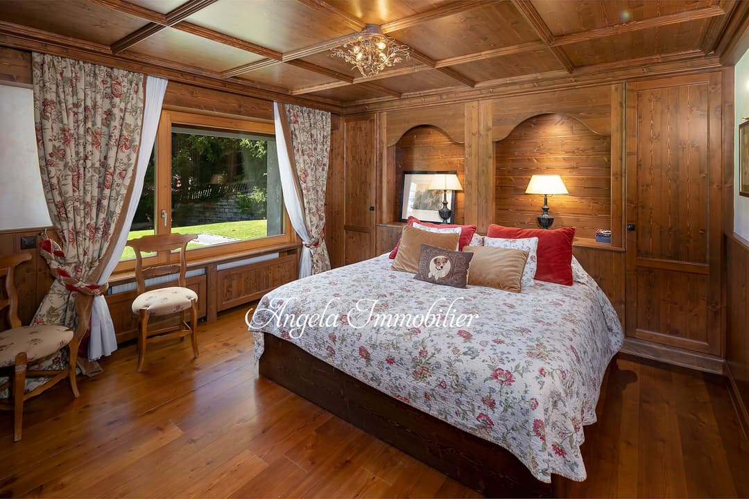 1735 – Appartement 5 pièces – 200 m²